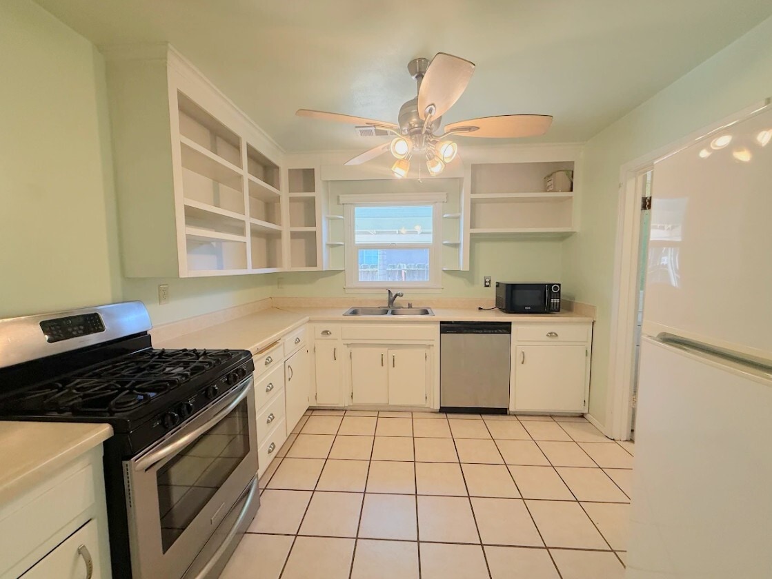 Building Photo - 3021 Oleander Ave