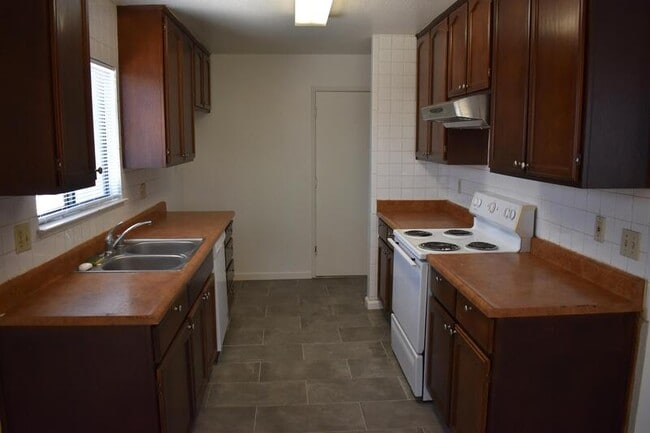 Building Photo - 614 E Linwood Ave
