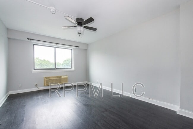 Building Photo - 60 Parkway Dr