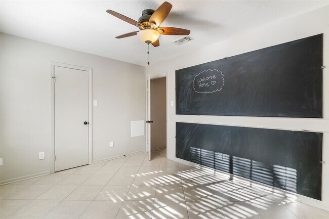 Building Photo - 2 Village Knoll Pl