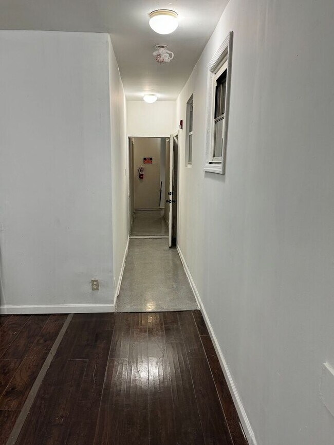 Building Photo - 3 Bedroom Apartment w Free Heat
