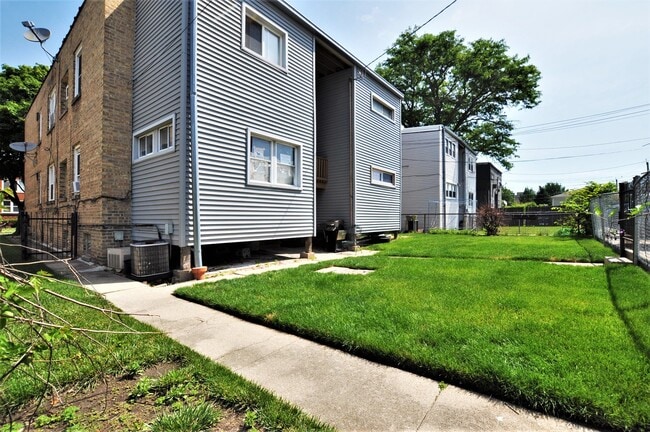 Building Photo - 2639 W Balmoral Ave