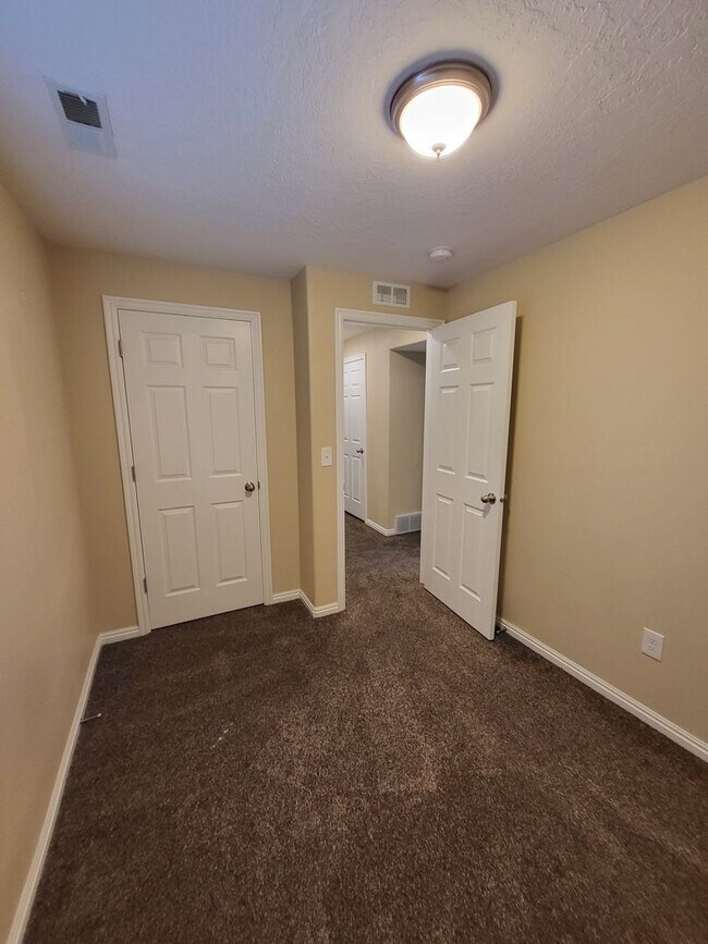 Building Photo - Large Pleasant Grove Home