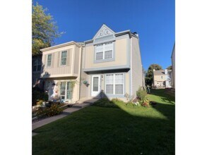 Building Photo - Charming end unit townhouse available for ...