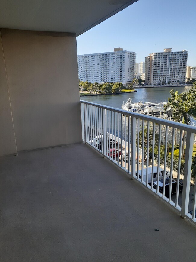 Building Photo - 1965 S Ocean Dr