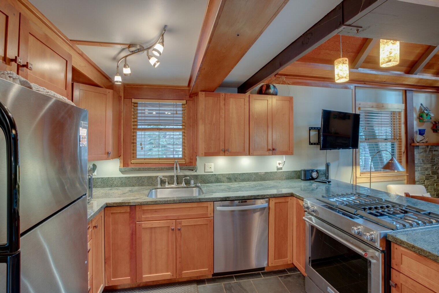 Building Photo - 7040 Bellevue Ave