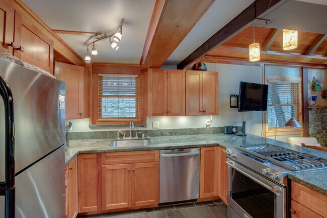 Building Photo - 7040 Bellevue Ave