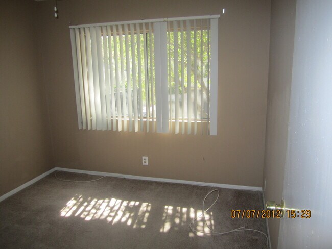 Building Photo - This Townhouse is located minutes from the freeway!