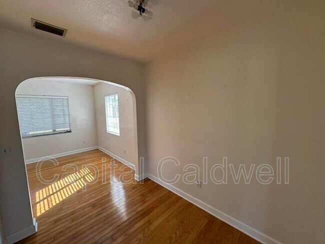 Building Photo - 18 N Meteor Ave