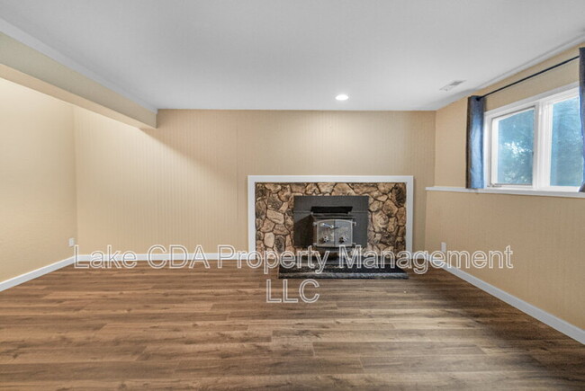 Building Photo - 1525 E Woodland Dr