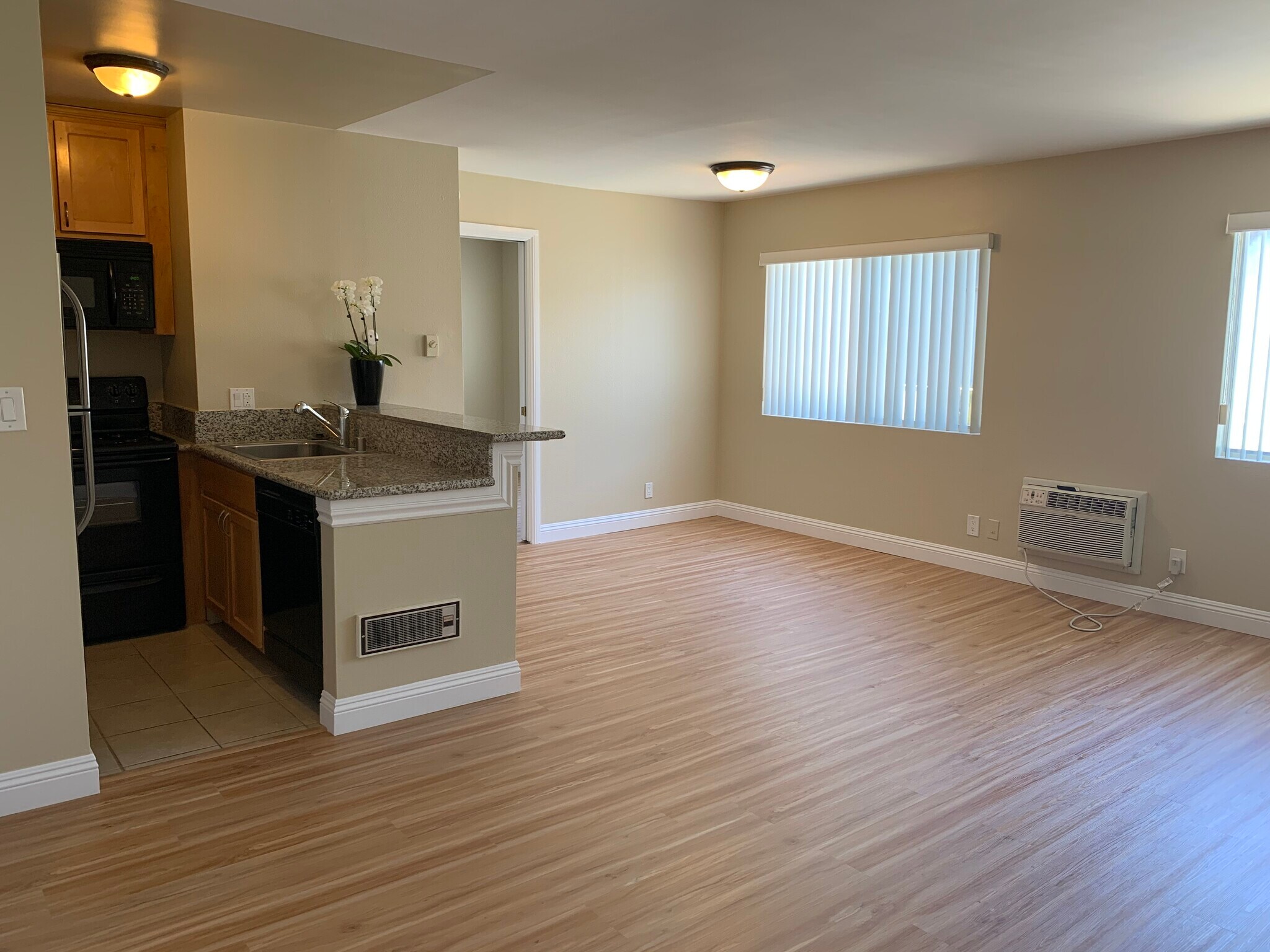 Clean bright ready to move in! - 220 S La Fayette Park Pl