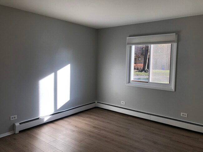 Building Photo - 809 S Dwyer Ave