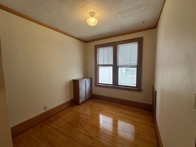 Building Photo - Main Floor Duplex in St. Paul, 3 bedrooms,...