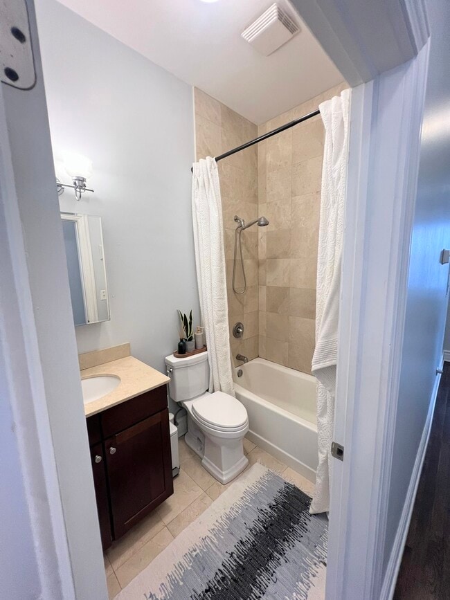 Building Photo - 1704 N Wells St