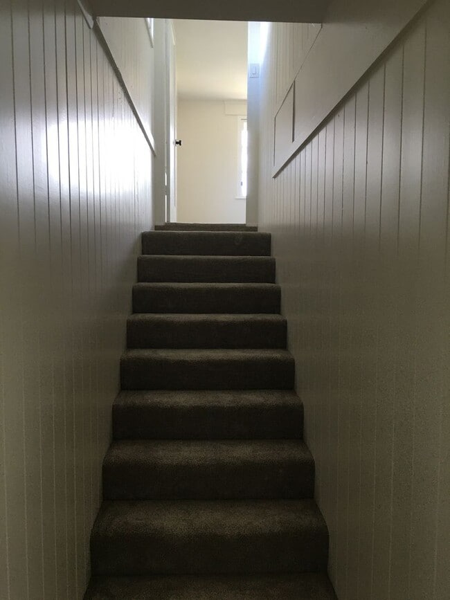 Building Photo - Completely renovated 3 bedroom 2 bath Wahi...