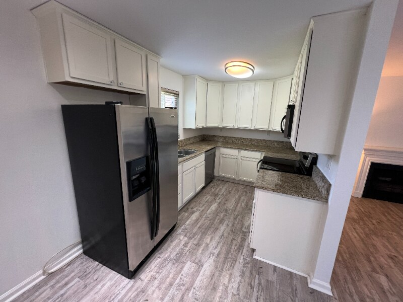 Building Photo - 300 Glenwood Cir