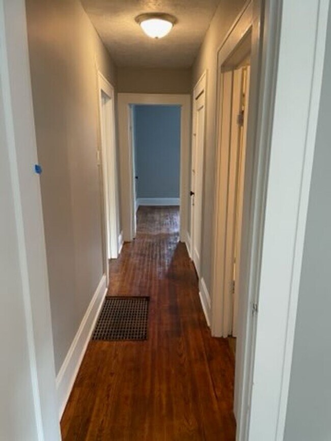 Building Photo - 2 Bed 1 Bath House-PRE LEASING Available N...