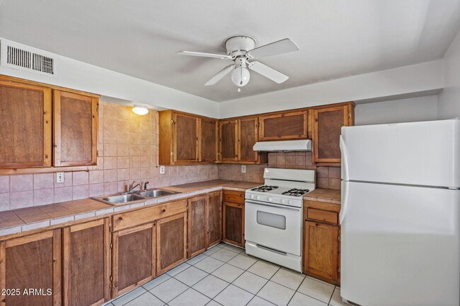 Building Photo - 555 S Bellview