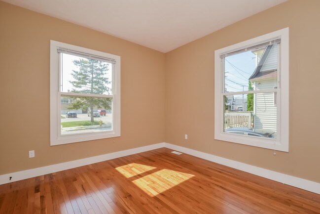 Building Photo - 422 Cadwell Ave NW