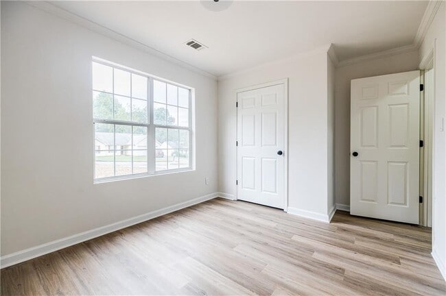 Building Photo - 5195 Hillcrest Glenn Dr