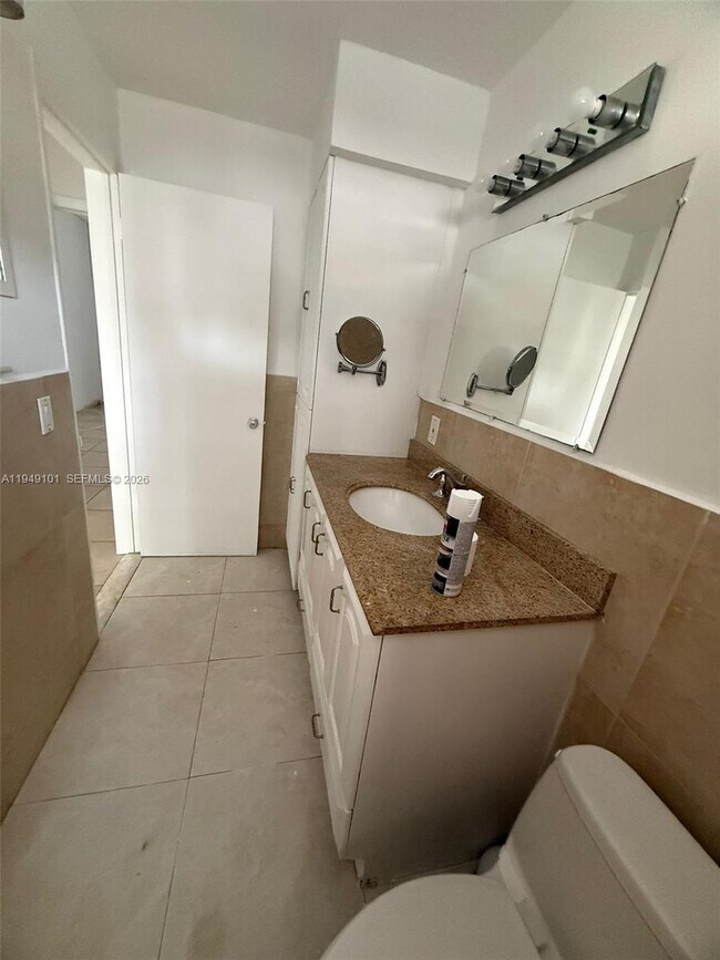 Building Photo - 10250 W Bay Harbor Dr