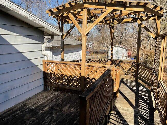 Building Photo - Roomy 2 bedroom 1 bath home