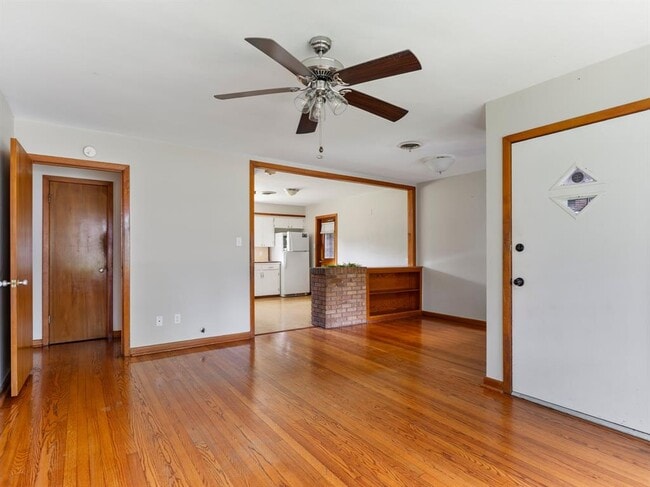 Building Photo - 2112 Hillcrest Dr