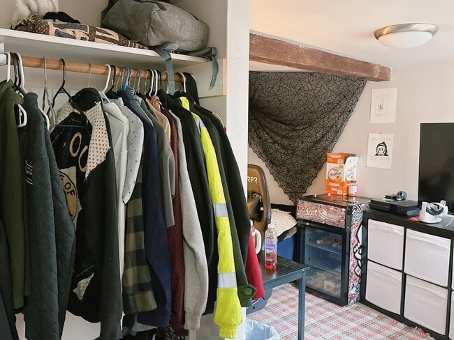 Building Photo - PRELEASING:  5 bdrm/3 bath on High Street!