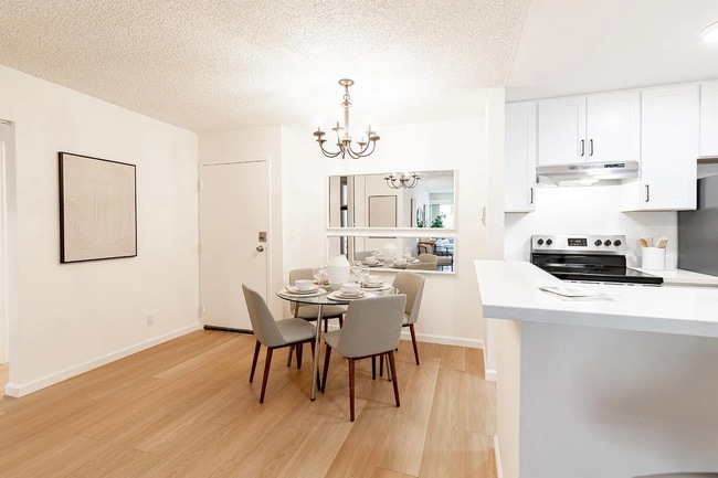 Building Photo - Convenient location to I-280/101 for a qui...