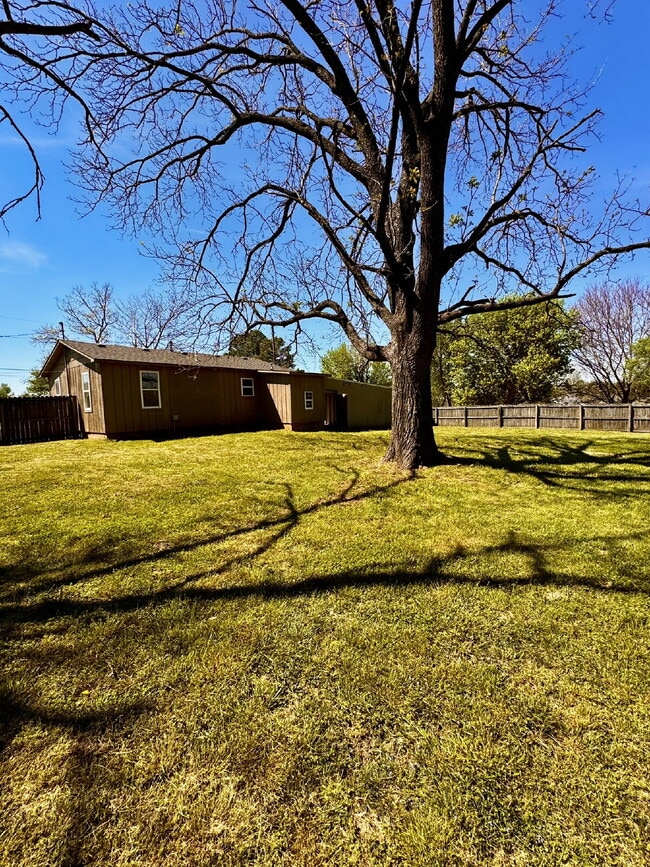 Building Photo - 803 E Greenfield St