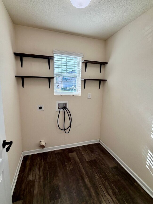 Building Photo - 3/2 GREAT location