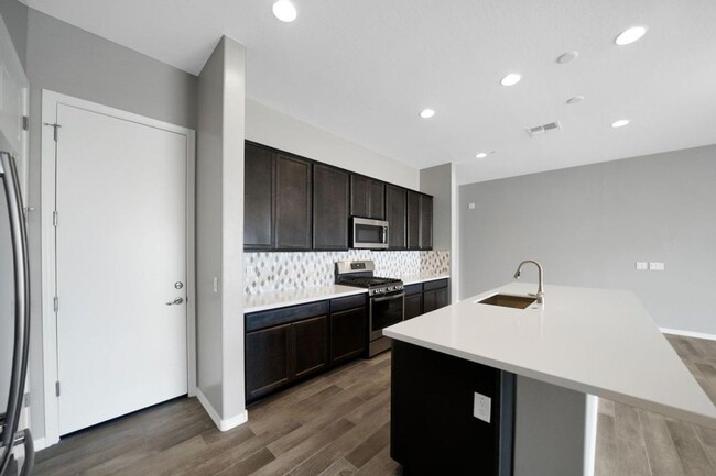 Building Photo - LUXURY TOWNHOME IN PNORTERRA WITH COMMUNIT...