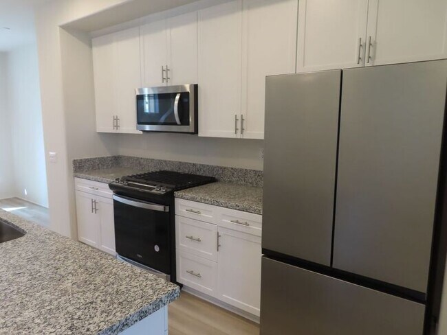 Building Photo - 40585 Melrose Dr