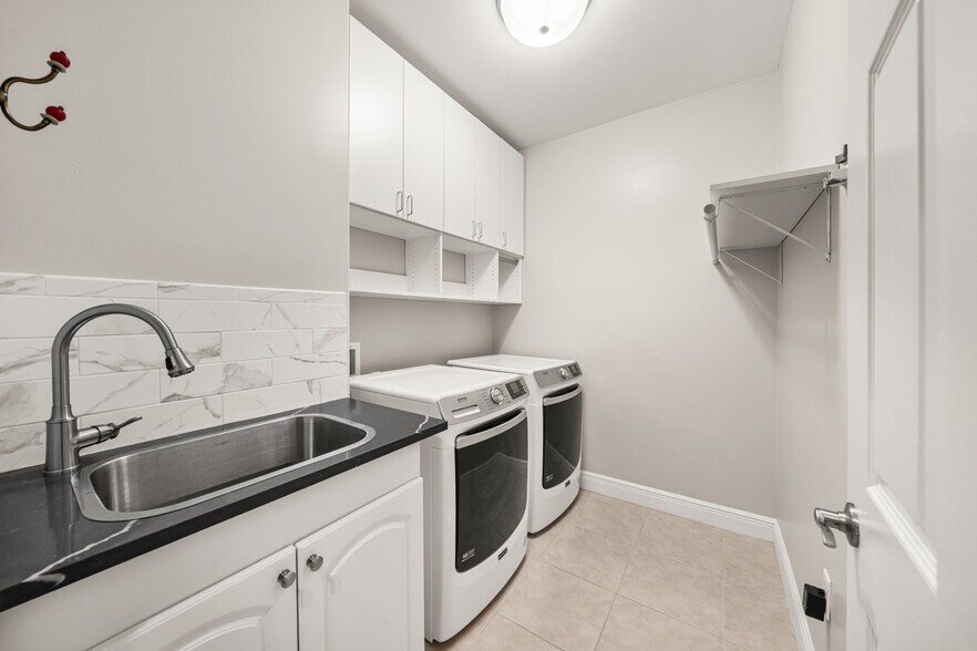 Building Photo - 8310 Big Acorn Cir