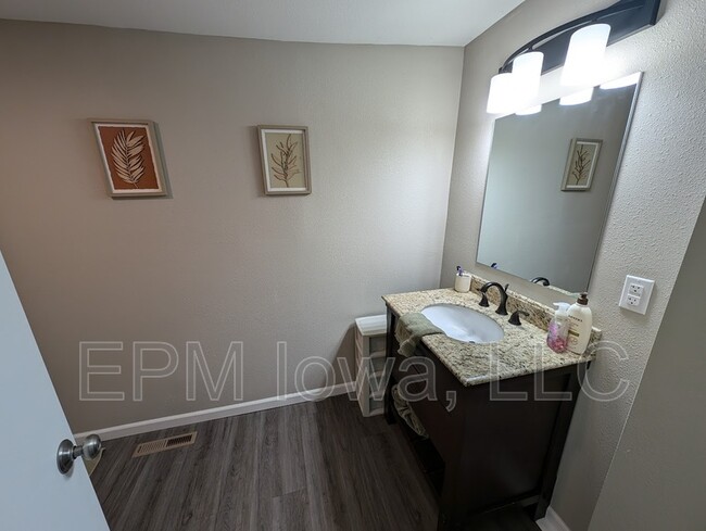 Building Photo - 608 8th Ave SW