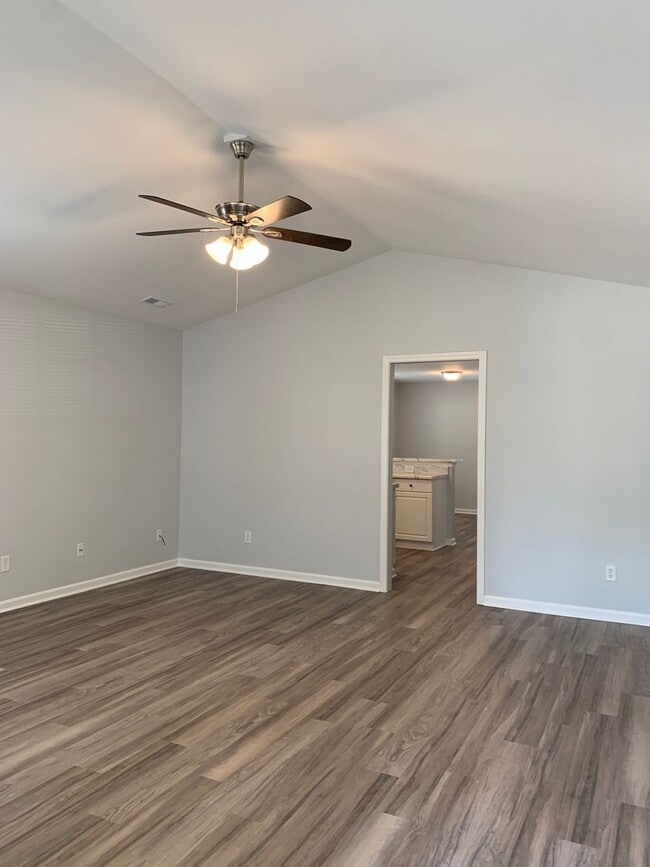 Building Photo - 3 Bedroom 2 Bath Renovated House Available Now on Park Avenue