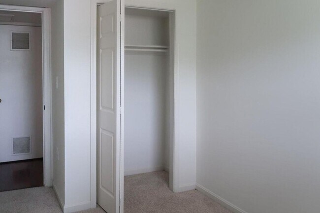 Building Photo - Modern Two Bedroom + Den Condo! Minutes to Congress Heights Metro!
