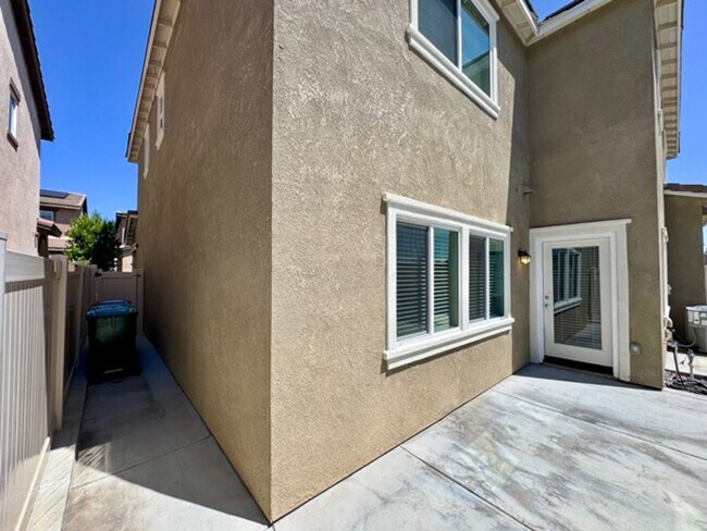 Building Photo - Beautiful 3 bedroom Town house available f...
