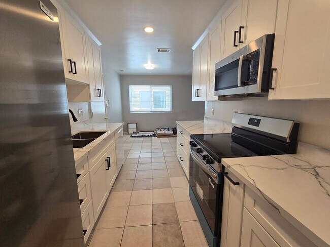 Building Photo - 5 bedrooms. Remodeled.Get ½ Off Your First Month’s Rent! Sign a lease and move in within 30 days—...