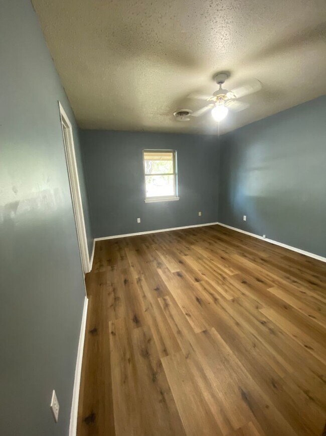 Building Photo - 3 BEDROOM 2 BATH HOUSE WITH 1 CAR GARAGE