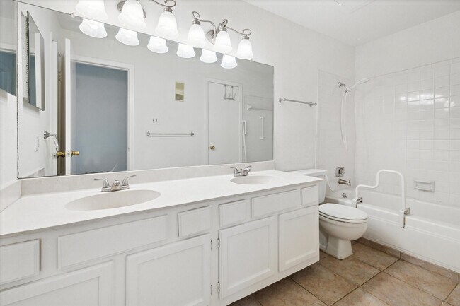 Building Photo - 2425 Augusta Dr