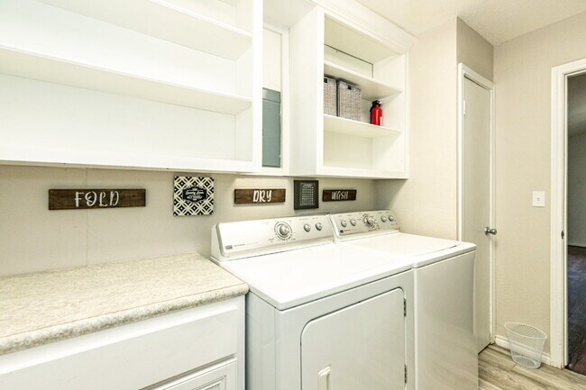 Building Photo - Sharp 3 Bedroom in LISD