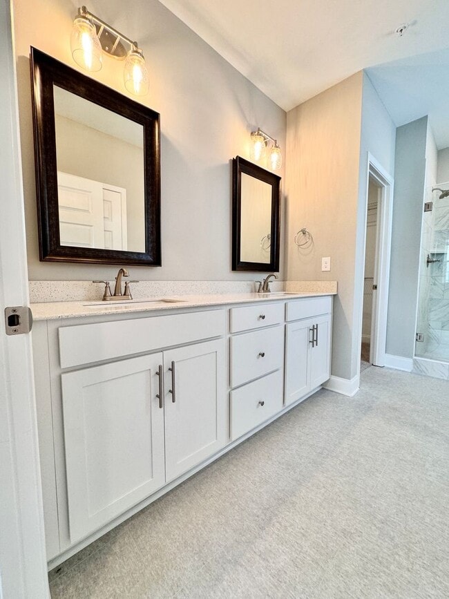 Building Photo - 2 Bed, 2 Bath Condo w/ Elevator Close to D...