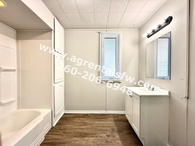 Building Photo - 2 Bedroom House