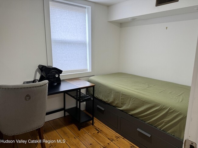 Building Photo - 114 2nd St