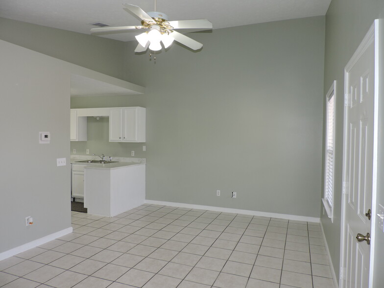 Building Photo - 5931 Pinetree Ave