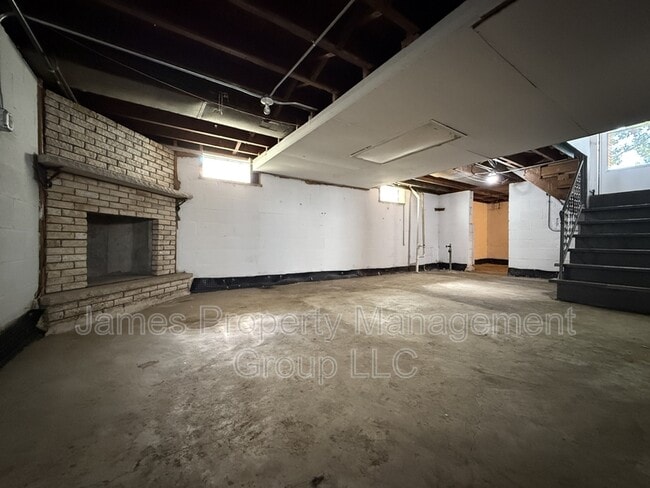 Building Photo - 666 Greenbay Ave