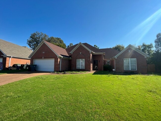 Building Photo - Fenced in back yard! Split bedroom floor plan! Pets are owner's approval, fees do apply.