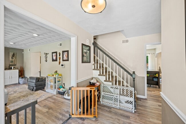 Building Photo - 4399 Hialeah Dr