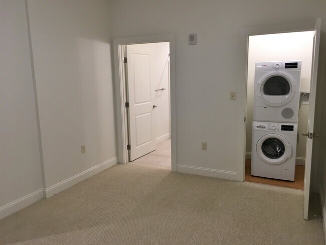 Building Photo - 875 Elm St